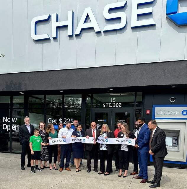 129855525_web1_WilkesBarre1
Wilkes-Barre Mayor George Brown, center, joins bank officials in Thursdays ribbon-cutting ceremony outside the new Chase Bank branch on Public Square.
Submitted Photo
